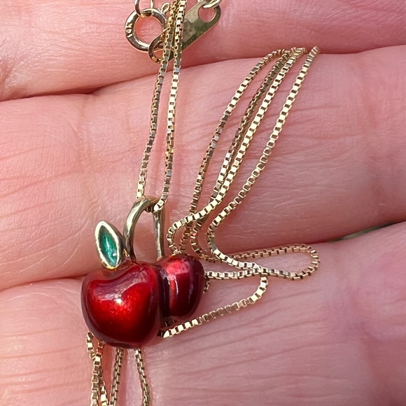 VINTAGE 14K GOLD RED ENAMEL APPLE CHARM PENDANT CHAIN NECKLACE